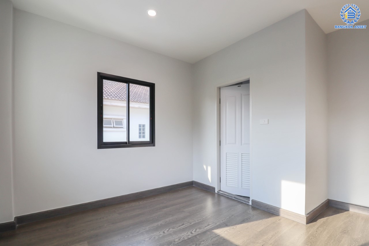 บ้านมือสองตกแต่งใหม่ หลังใหญ่พร้อมเข้าอยู่ ม.เมืองดี พุทธมณฑลสาย 2 หลังมุม เนื้อที่ 92.8 ตร.ว. ฟังก์ชันจัดเต็ม 4 ห้องนอน 4 ห้องน้ำ จอดรถได้ถึง 4 คัน บนทำเลใกล้ทางคู่ขนานลอยฟ้าบรมราชชนนี และเซ็นทรัลปิ่นเกล้า